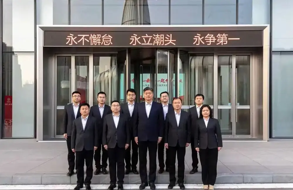 Flag and Role Model: Advanced Grassroots Party Organizations of Sinotruk cover